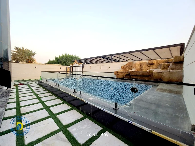 استمتع بالفخامة في الفيلا المكونة من 6 غرف مع مسبح وسطح في الجميرا الثانية، عجمان، تشمل الكهرباء والماء، مناطق واسعة، تمويل مصرفي للتملك الحر63878711741697113