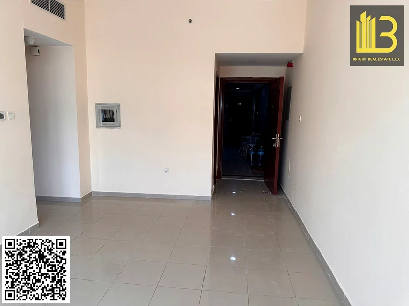 غرفة نوم واحدة مع موقف سيارات وإطلالة على المدينة63811299266561113