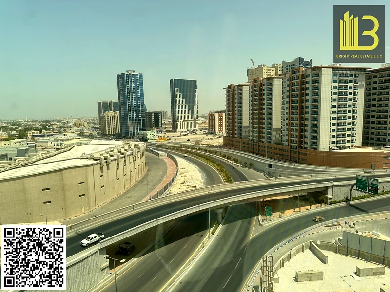 غرفة نوم واحدة مع موقف سيارات وإطلالة على المدينة63811299266561111
