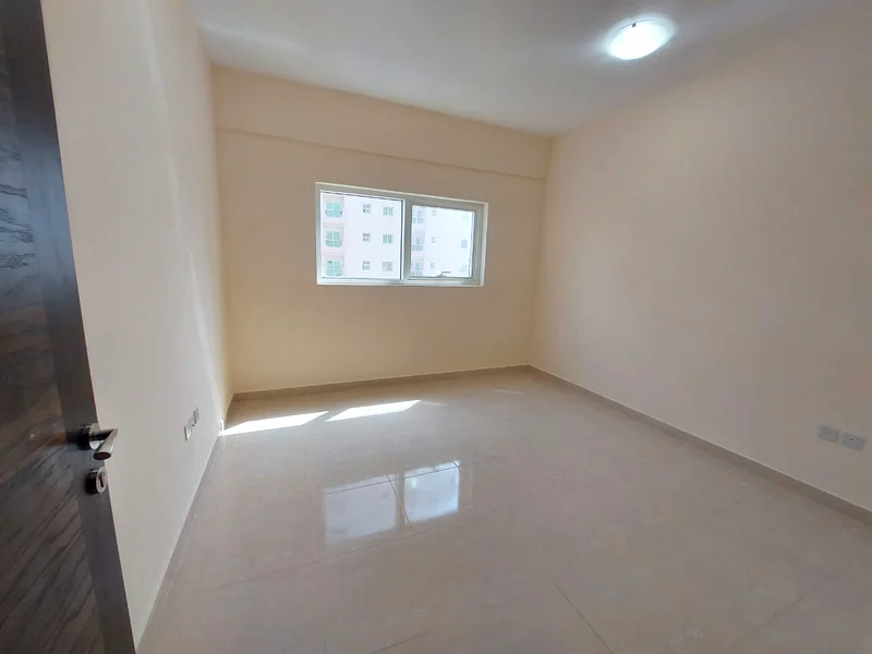 مبنى جديد + موقف سيارات مجاني 1BHK مع موقع ممتاز بسعر 34 ألف فقط قرب باقر محبي الشارقة، اتصل بنوید63812034996609112