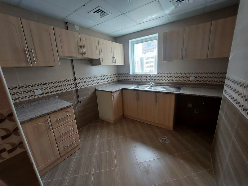 مبنى جديد + موقف سيارات مجاني 1BHK مع موقع ممتاز بسعر 34 ألف فقط قرب باقر محبي الشارقة، اتصل بنوید63812034996609114