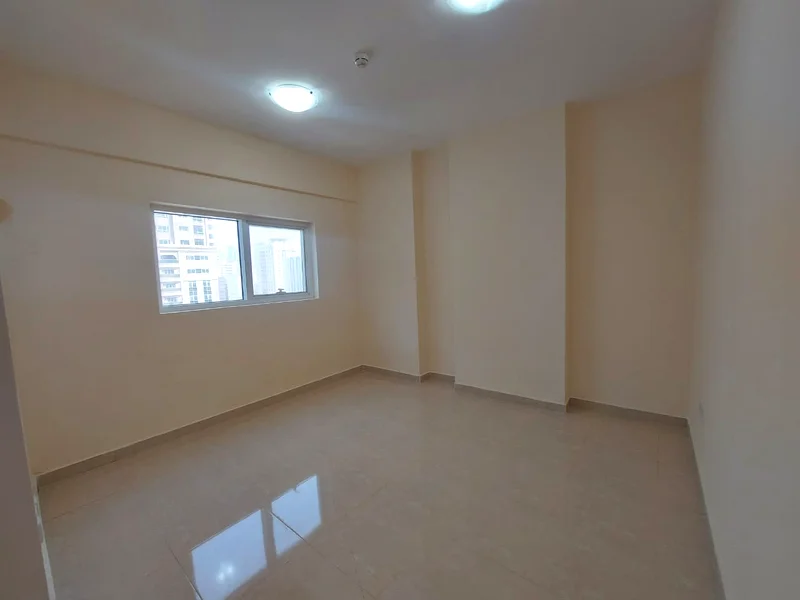 مبنى جديد + موقف سيارات مجاني 1BHK مع موقع ممتاز بسعر 34 ألف فقط قرب باقر محبي الشارقة، اتصل بنوید63812034996609111