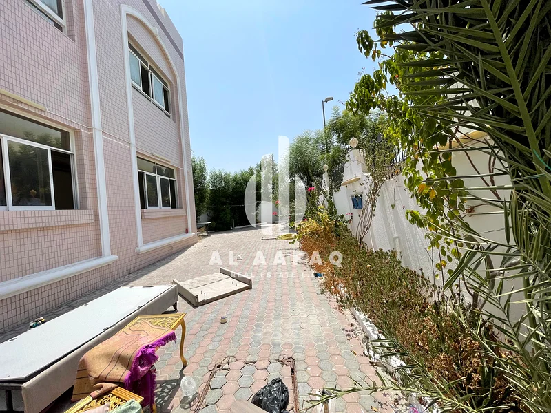 فيلا واسعة مكونة من 5 غرف نوم | حديقة | موقف سيارات63812707973889111