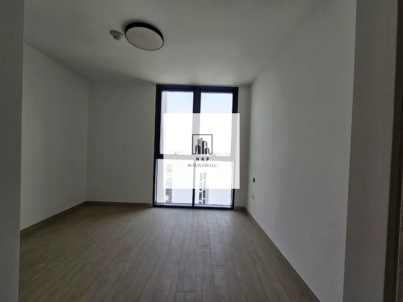 شقة فاخرة واسعة مكونة من غرفتين نوم مع شرفة وغرفة غسيل ومجهزة بأجهزة مطبخ63705964734851112