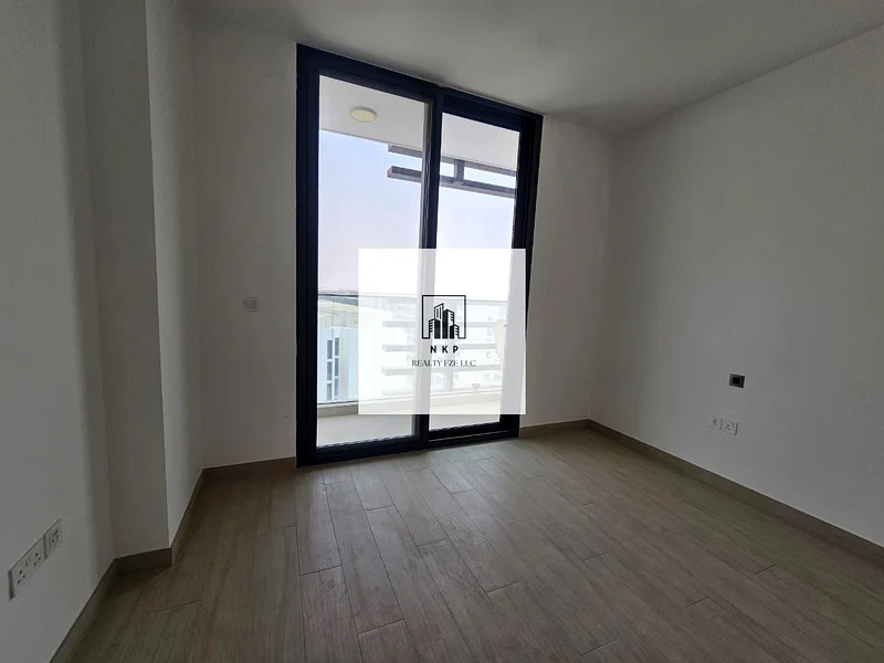 شقة فاخرة واسعة مكونة من غرفتين نوم مع شرفة وغرفة غسيل ومجهزة بأجهزة مطبخ63705964734851113