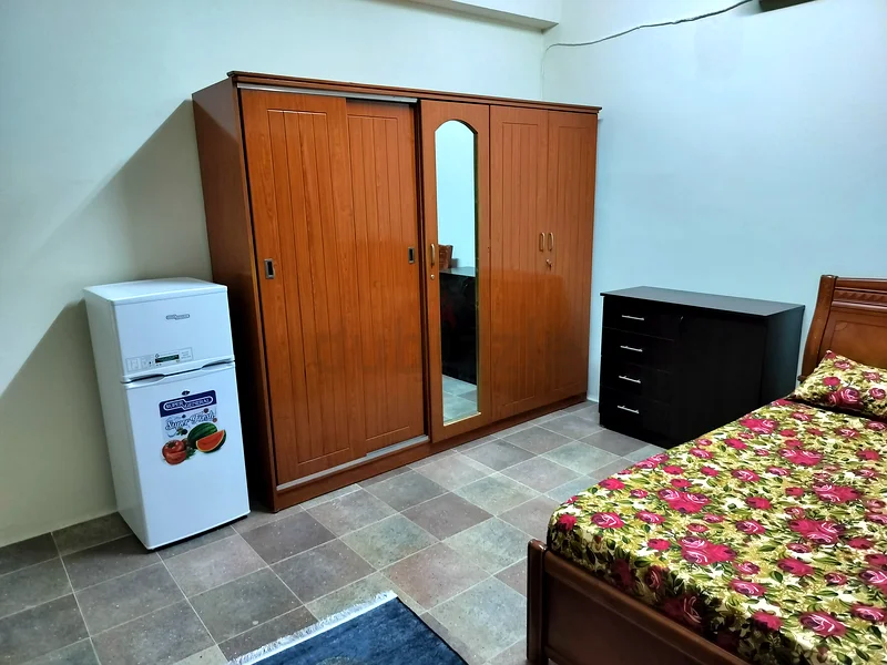 غرفة مؤثثة للإيجار لزوجين هنديين أو سيدات تنفيذيات مع حمام داخلي 2500/- شامل جميع الخدمات.63796993313921113