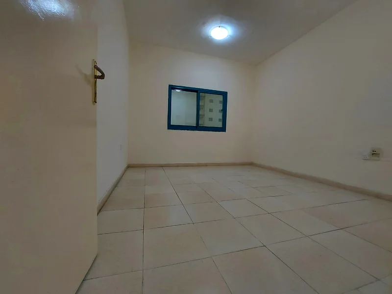شقة بغرفة نوم واحدة مع شرفة فقط بـ 33 ألف بالقرب من مركز سهارى في النهدة الشارقة اتصل على عمران63812034930051113
