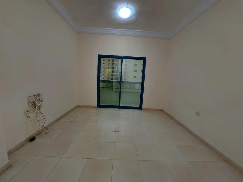 شقة بغرفة نوم واحدة مع شرفة فقط بـ 33 ألف بالقرب من مركز سهارى في النهدة الشارقة اتصل على عمران63812034930051110