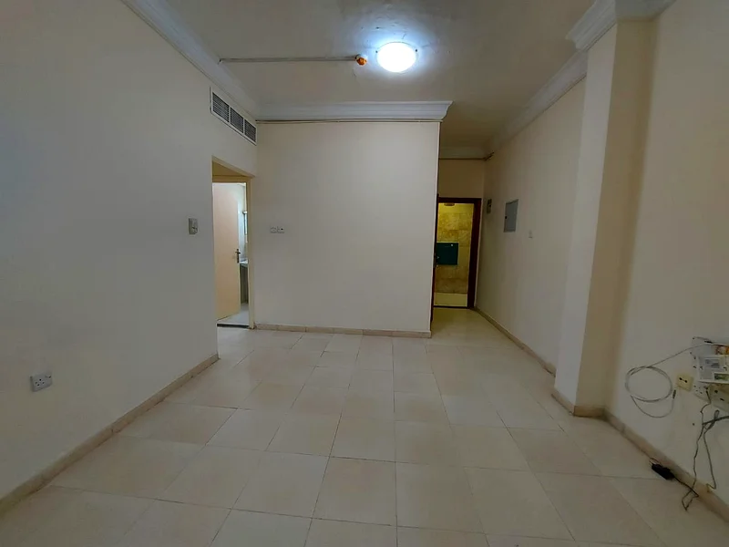 شقة بغرفة نوم واحدة مع شرفة فقط بـ 33 ألف بالقرب من مركز سهارى في النهدة الشارقة اتصل على عمران63812034930051112