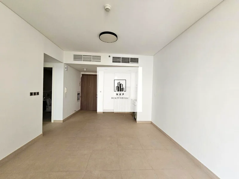 شقة فاخرة واسعة مكونة من غرفتين نوم مع شرفة وغرفة غسيل ومرافق مطبخ63705964751106113