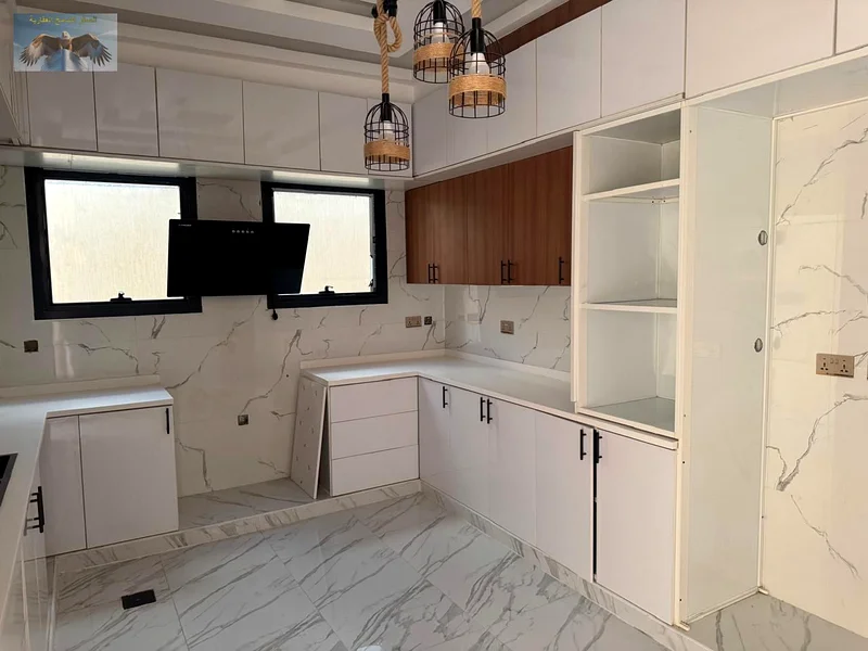 Villa for sale in Ajman, prime location close to all services. Super deluxe finish, 5 master bedrooms, hall, majlis, equipped kitchen, and maid room.63877166381827114