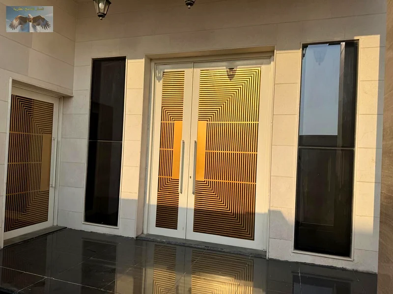Villa for sale in Ajman, prime location close to all services. Super deluxe finish, 5 master bedrooms, hall, majlis, equipped kitchen, and maid room.63877166381827110