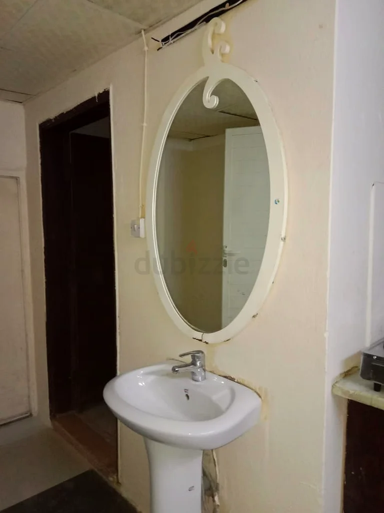 غرفة مفروشة بالكامل مع مطبخ وحمام متاحين في المقام63797397790337114