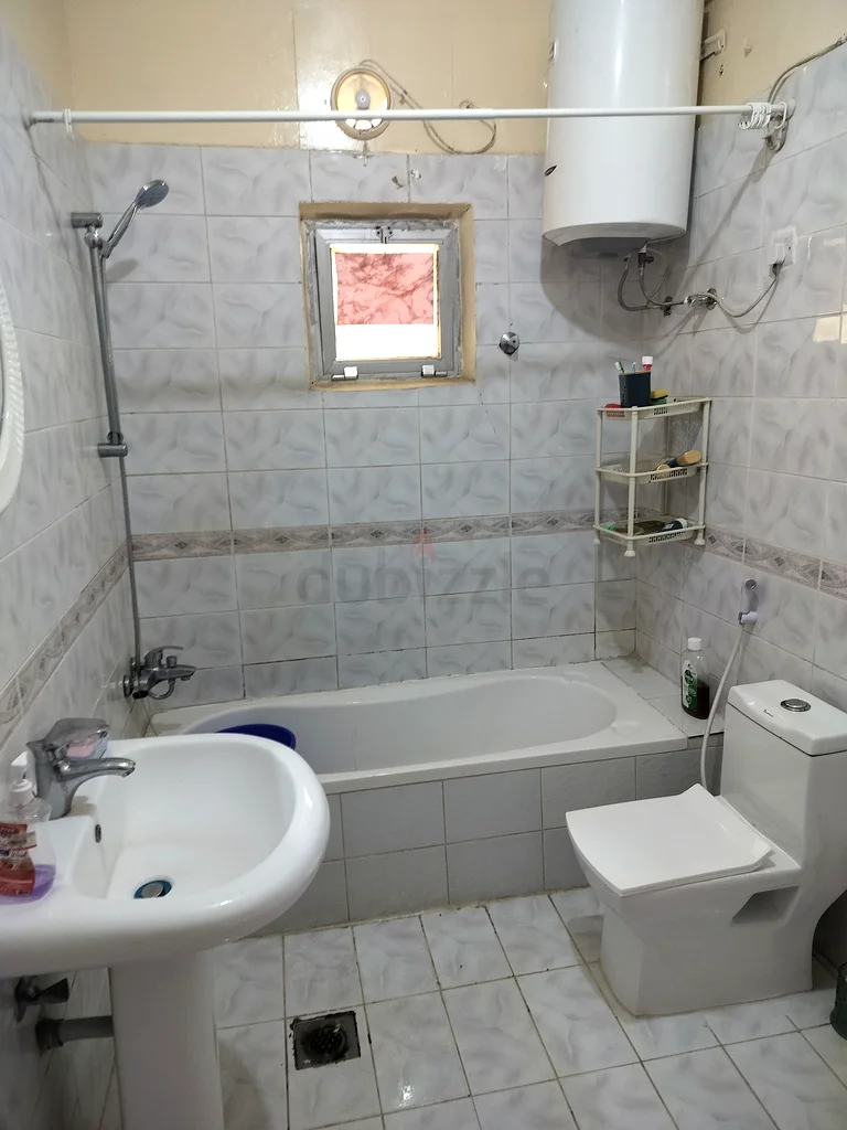 غرفة مؤثثة للإيجار لزوجين هنديين أو سيدات تنفيذيات مع حمام داخلي 2500/- شامل جميع الخدمات.63796993313921114