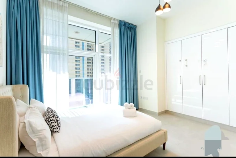 غرفة نوم رئيسية جاهزة واسعة مع حمام داخلي وشرفة63797600520962110