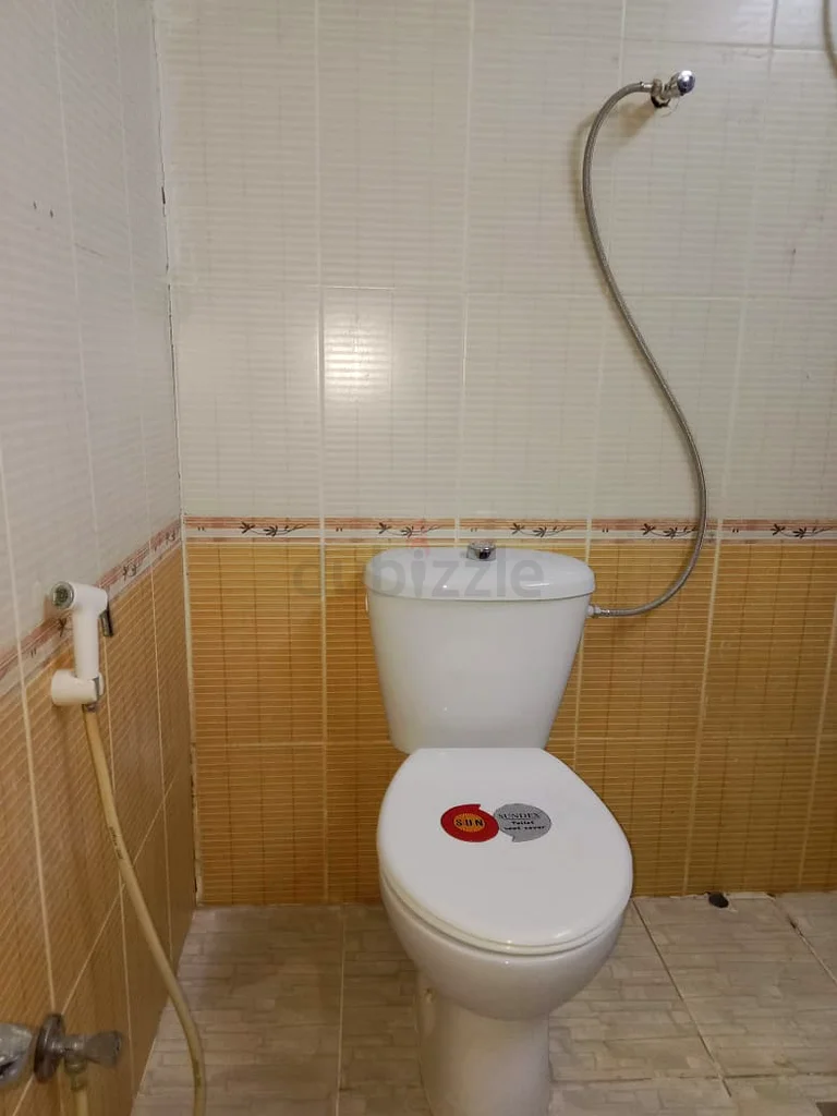 غرفة مفروشة بالكامل مع مطبخ وحمام متاحين في المقام63797397790337113