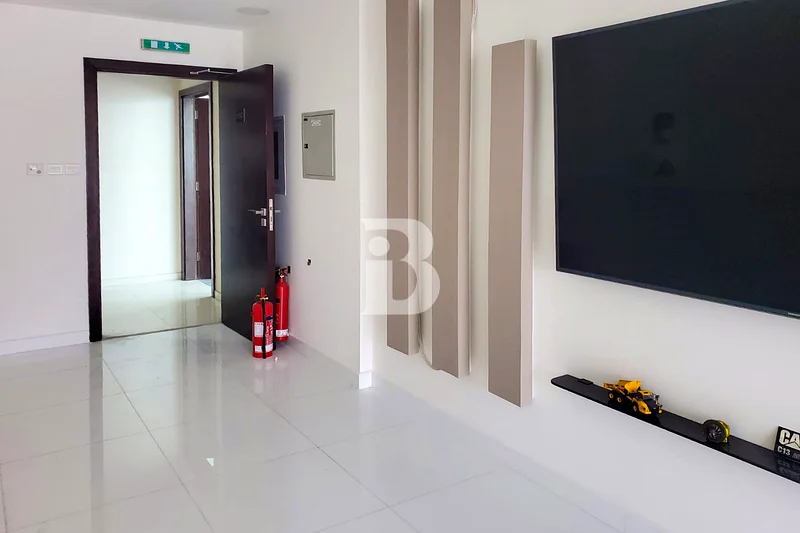 مكتب مؤثث | إطلالة على القناة | برج B2B63815529563778112