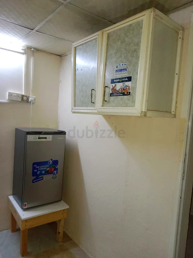 غرفة مفروشة بالكامل مع مطبخ وحمام متاحين في المقام63797397790337111