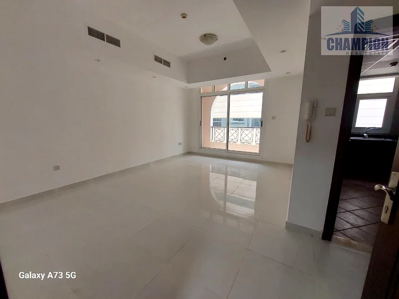 شقة جميلة مكونة من غرفتين نوم وصالة متاحة بشرفة، أمن على مدار 24/763808434086659110