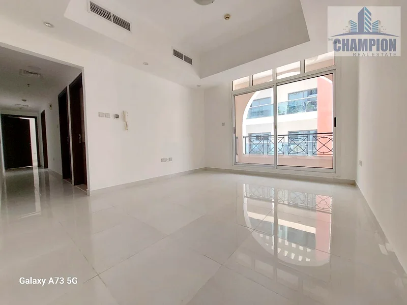 شقة جميلة مكونة من غرفتين نوم وصالة متاحة بشرفة، أمن على مدار 24/763808434086659112