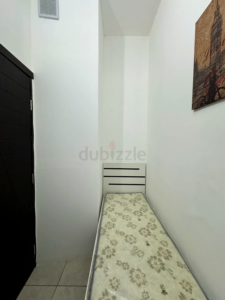 غرفة بمساحة فاصلة نظيفة جدًا63797193544450111