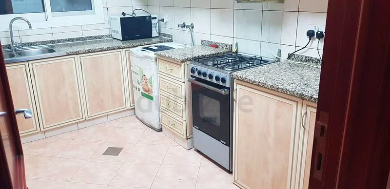 غرفة عائلية مفروشة بالكامل بالقرب من محطة مترو ADCB حمام داخلي، المخرج 1، مرتبة ونظيفة63797193302401112