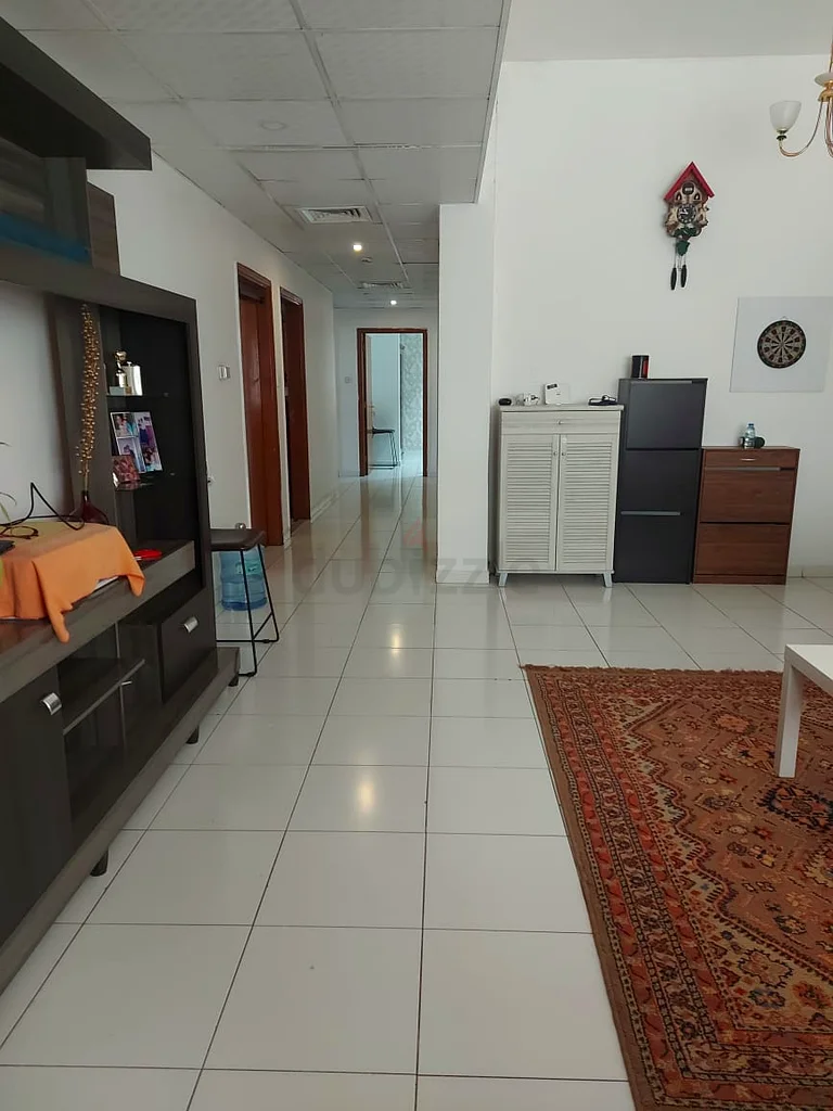 غرفة خاصة مفروشة بالكامل متاحة للرجل أو المرأة التنفيذي الوحيد، في شقة عائلية مكونة من 3 غرف نوم وصالة63797193364226110