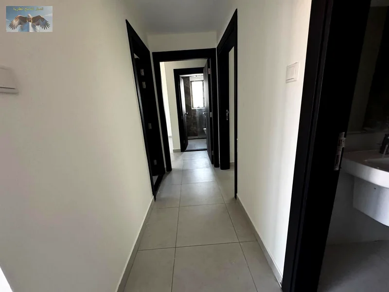 غرفتا نوم مصممتان بشكل جيد مع مساحات مريحة قاعة معيشة كبيرة مناسبة للاستخدام العائلي والضيوف 3 حمامات عصرية بتشطيبات عالية الجودة مبنية63708053456258114