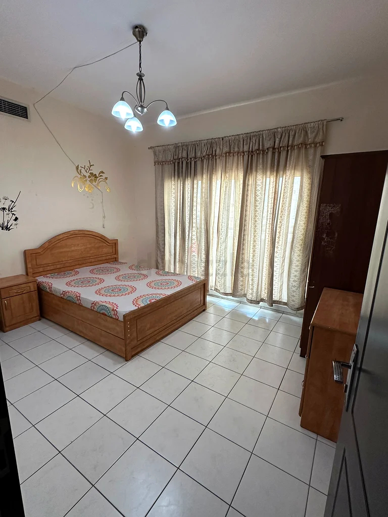 غرفة عائلية مفروشة بالكامل بالقرب من محطة مترو ADCB حمام داخلي، المخرج 1، مرتبة ونظيفة63797193302401113