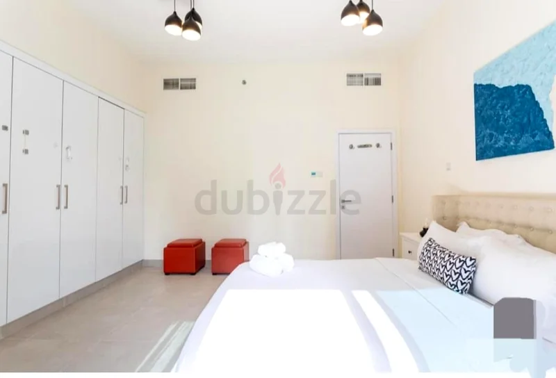 غرفة نوم رئيسية جاهزة واسعة مع حمام داخلي وشرفة63797600520962111