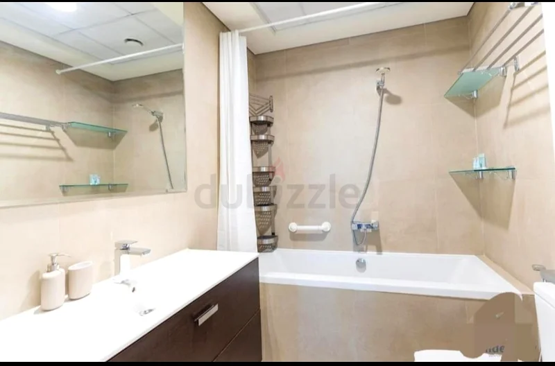 غرفة نوم رئيسية جاهزة واسعة مع حمام داخلي وشرفة63797600520962112