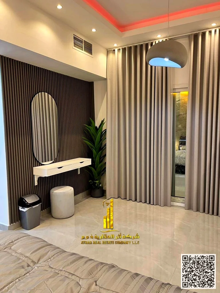 شقة فاخرة، غرفة نوم واحدة وصالة، شرفة بإطلالة مفتوحة، مؤثثة بالكامل وجديدة، تشمل جميع الفواتير، جاهزة للانتقال فورًا، موقع مميز63838718066307114