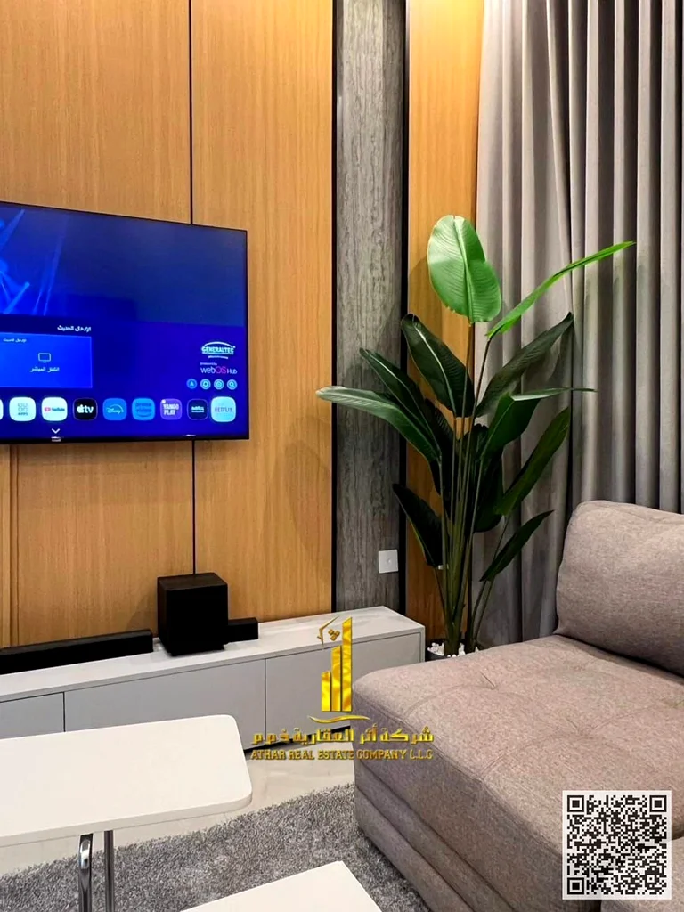 شقة فاخرة، غرفة نوم واحدة وصالة، شرفة بإطلالة مفتوحة، مؤثثة بالكامل وجديدة، تشمل جميع الفواتير، جاهزة للانتقال فورًا، موقع مميز63838718066307113