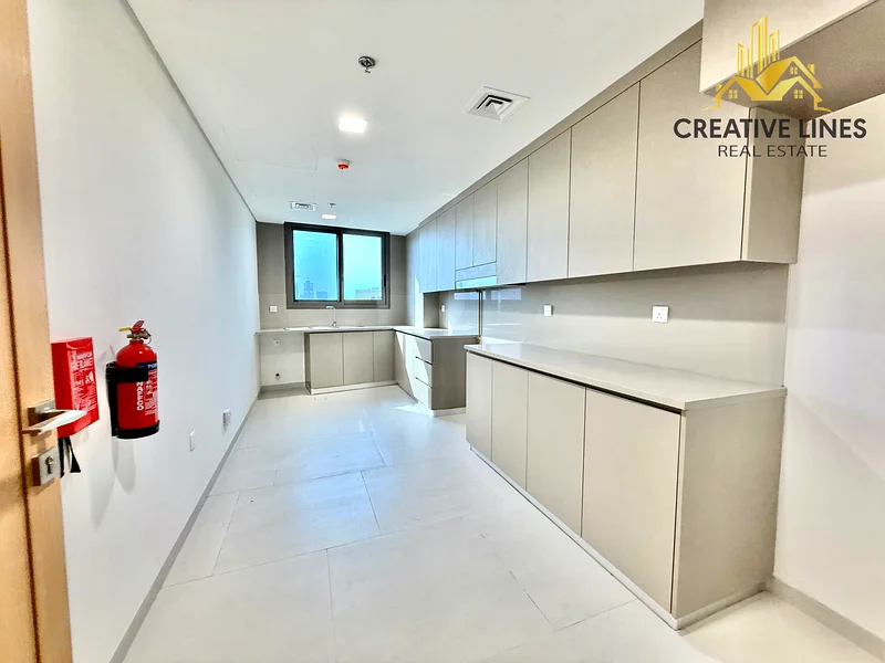 شقة جديدة بالكامل مكونة من 3 غرف نوم / جاهزة للانتقال فورًا / جميع وسائل الراحة /63766955003138113