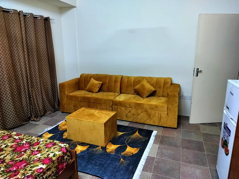 غرفة مؤثثة للإيجار لزوجين هنديين أو سيدات تنفيذيات مع حمام داخلي 2500/- شامل جميع الخدمات.63796993313921112