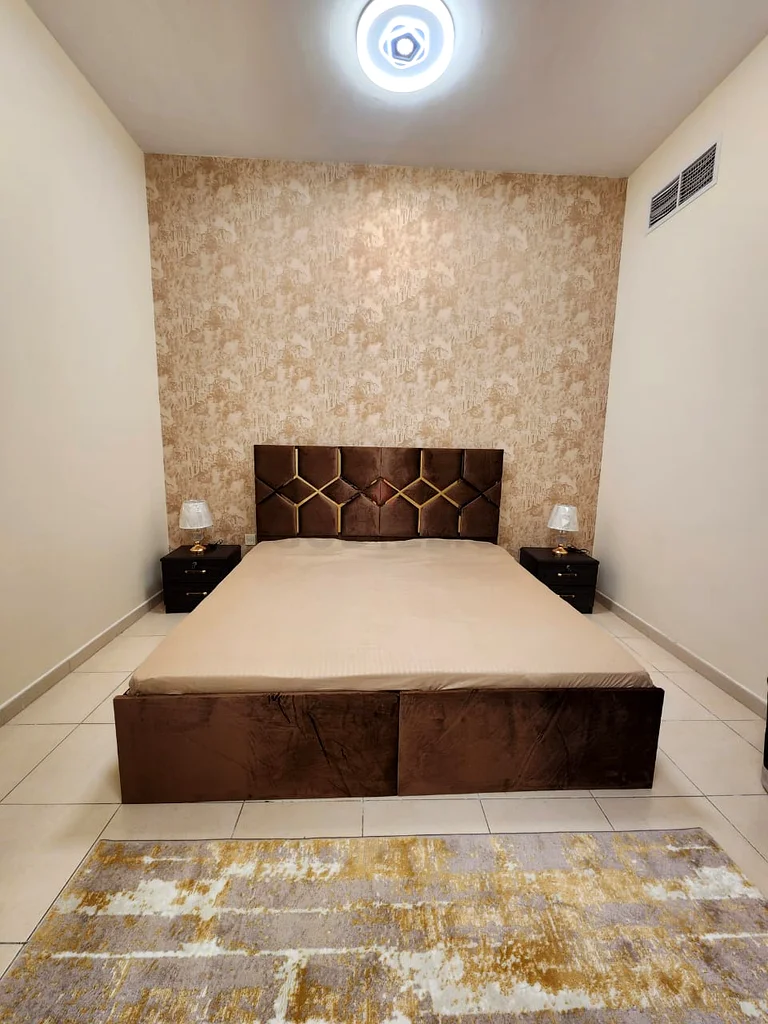 غرفة تنفيذية واسعة متاحة للسيدات والأزواج63796043554689110