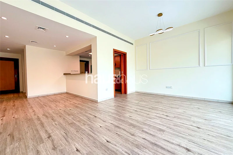 Vacant | Upgraded | Midfloor | Study Room63918985570049113