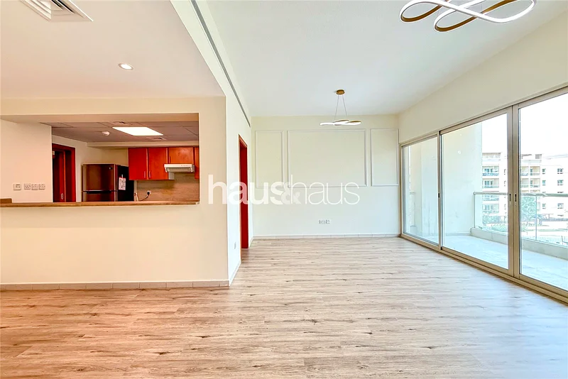 Vacant | Upgraded | Midfloor | Study Room63918985570049112