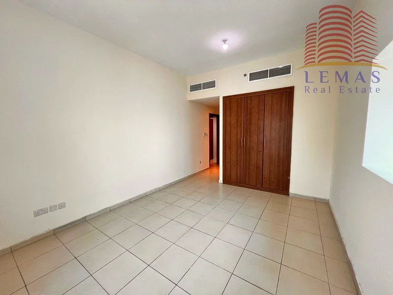 Two bedrooms, a hall, and a closed kitchen. Down payment: 298,70963889910218883114