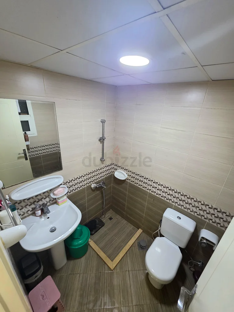 غرفة مشتركة متاحة في شقة واسعة مكونة من غرفتي نوم وصالة63796894064898111