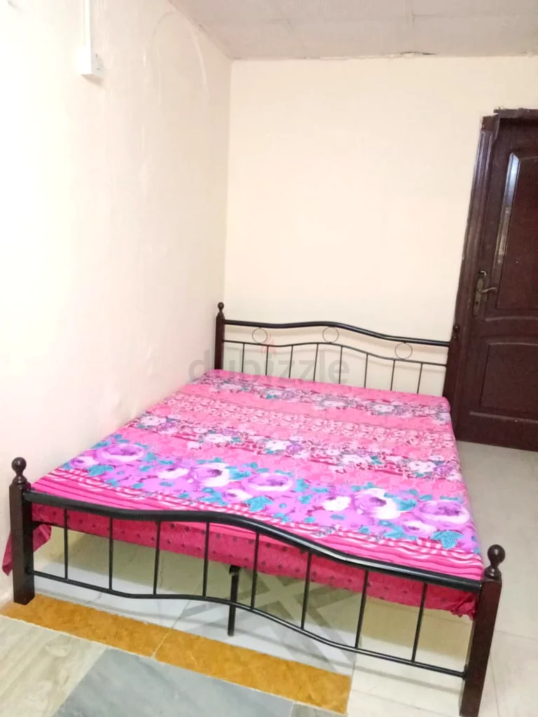 غرفة مفروشة بالكامل مع مطبخ وحمام متاحين في المقام63797397790337110