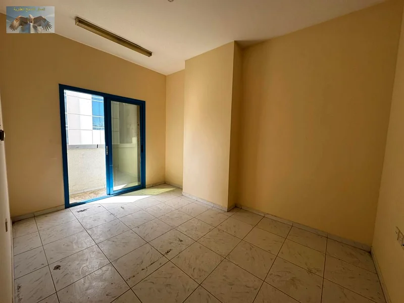شقة للإيجار في الجرف 2، غرفتي نوم، حمامين، مع شرفة وموقف سيارات. قريبة من جميع وسائل الراحة، وصول سهل إلى طريق محمد بن زايد.63715122603395111