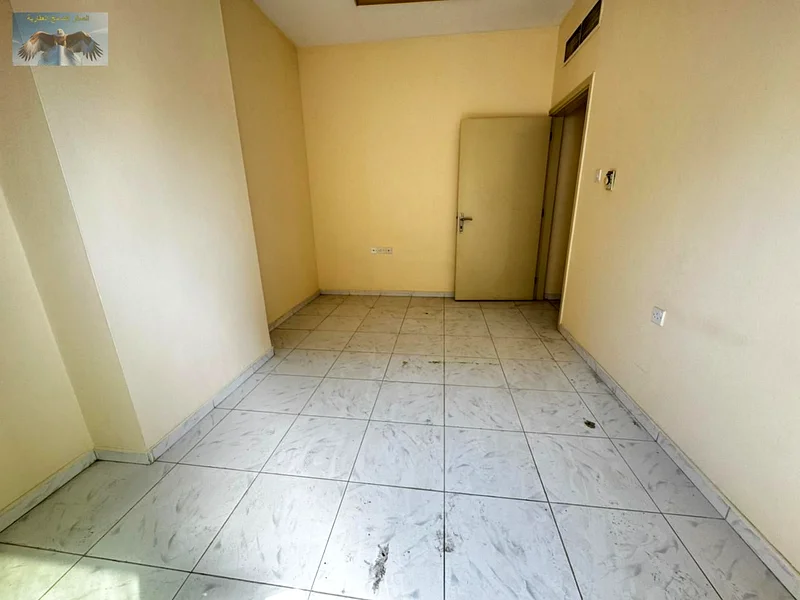 شقة للإيجار في الجرف 2، غرفتي نوم، حمامين، مع شرفة وموقف سيارات. قريبة من جميع وسائل الراحة، وصول سهل إلى طريق محمد بن زايد.63715122603395110