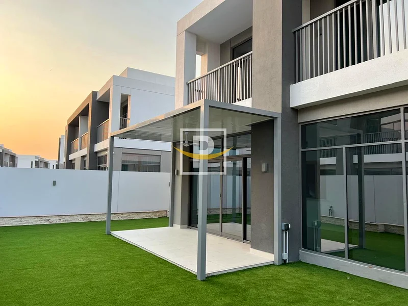Luxurious Villa Beautiful Landscaped Garden with Pergola63751581472259110