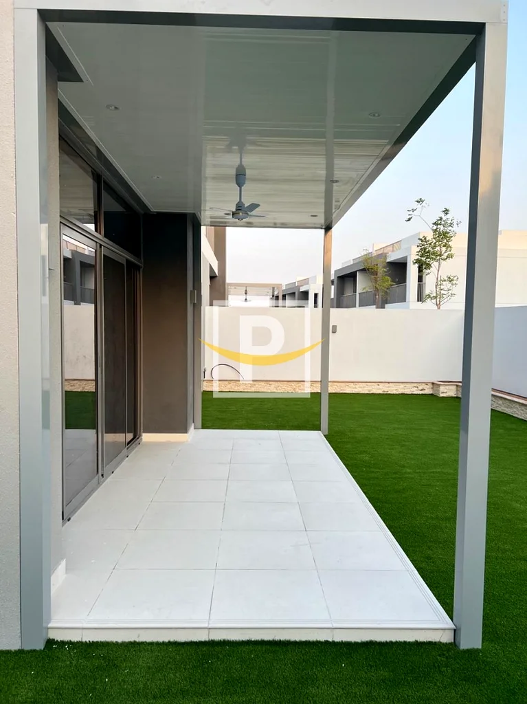 Luxurious Villa Beautiful Landscaped Garden with Pergola63751581472259111
