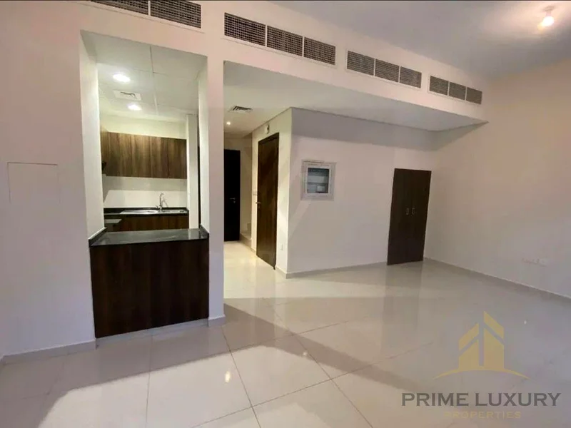 Midlle Corner | Unfurnished | Vacant63740962658946114