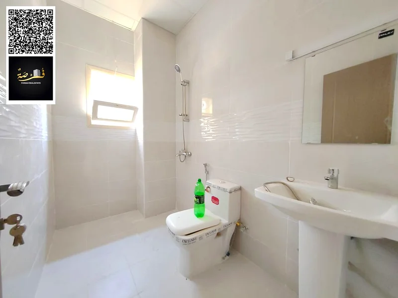 فيلا فاخرة للإيجار في عجمان - الزاهية ✨🏡  🔹 مواصفات الفيلا:  5 غرف نوم رئيسية واسعة 🛌  صالة ضيوف أنيقة 🏛️  صالة عائلية مريحة fami63710238758402110