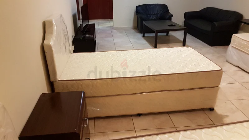 غرفة الماستر الكبيرة بجوار محطة مترو الخليج التجاري.63795945936259111
