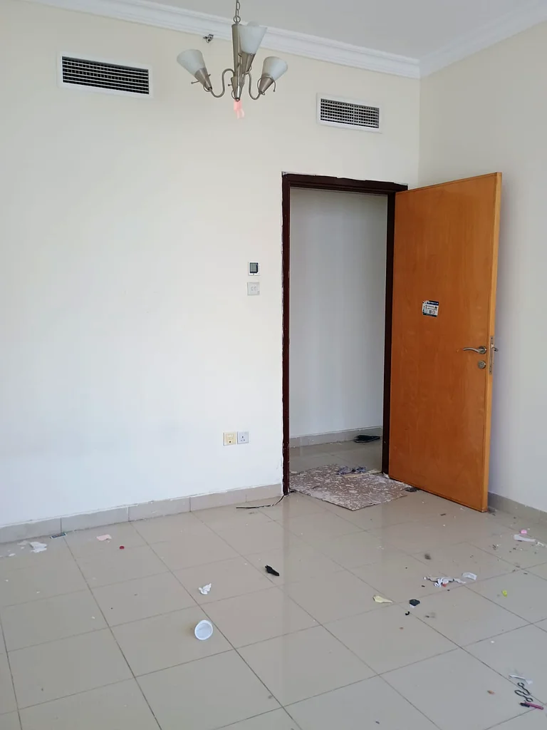 شقة من غرفة نوم واحدة مع شرفة ومبرد مجاني فقط بـ 37 ألف قرب حديقة النهدة في النهدة الشارقة اتصل بـ عمران63706863806338113