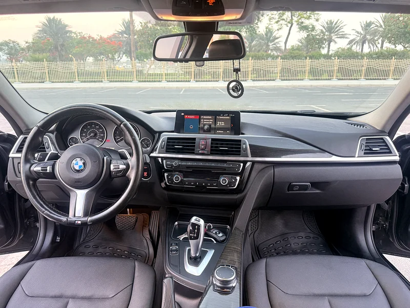 BMW 320i xDrive63700381168770111